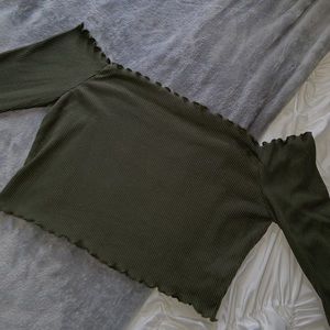 Pretty little thing cropped long sleeve 🐍